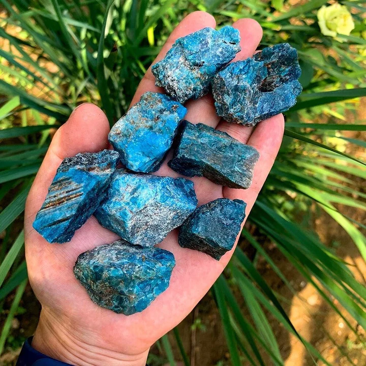 Dive Into Energetic Symbolism and Spiritual Meaning of the Blue Apatite