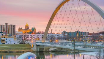 Traveling With Your Dog to Des Moines, Iowa: Pet-Friendly Flights, Hotels, Activities and More