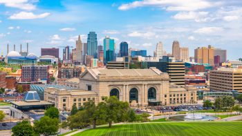 Traveling With Your Dog to Kansas City, Missouri: Pet-Friendly Flights, Hotels, Activities and More